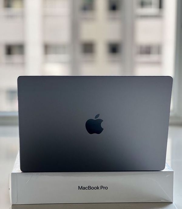 Apple MacBook Air m2 grey2.jpeg